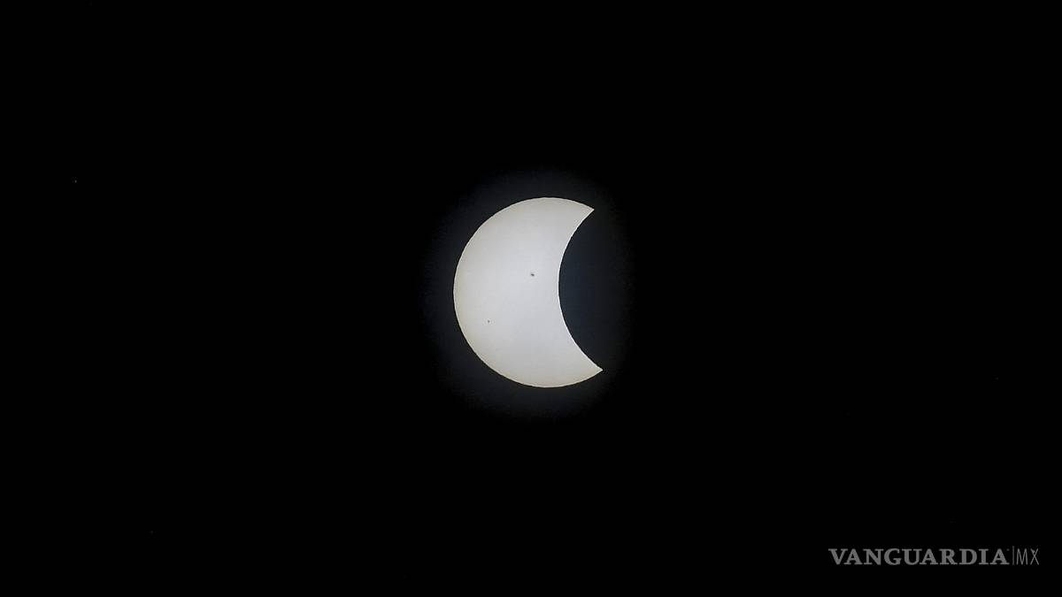 Así cautiva, maravilla y asombra el eclipse solar desde Mazatlán hasta la isla de Terranova (fotos)