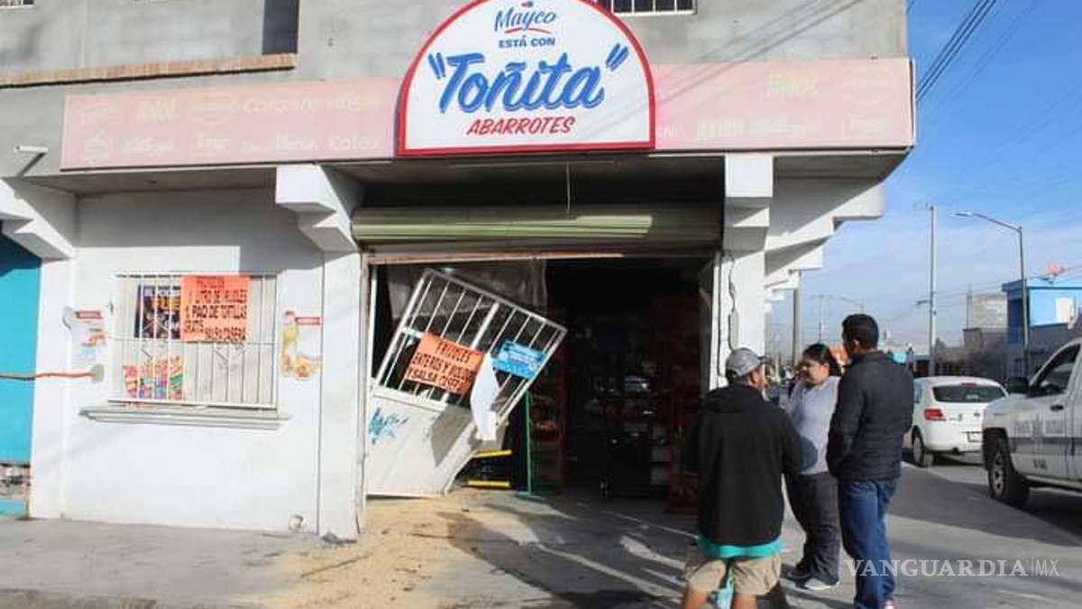 Madre pierde el control de su vehículo y choca contra ‘tiendita’ en Saltillo