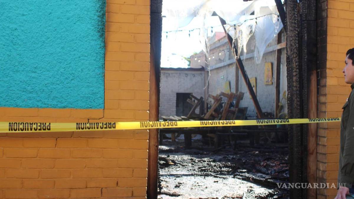 Incendio arrasa con el bar ‘Patio Azul’, en el centro de Saltillo