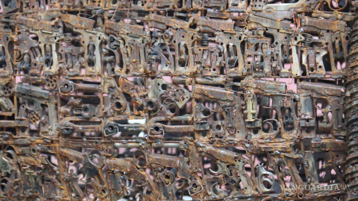 Armas decomisadas se convierten en dinosaurio que da bienvenida en el Museo del Desierto en Saltillo