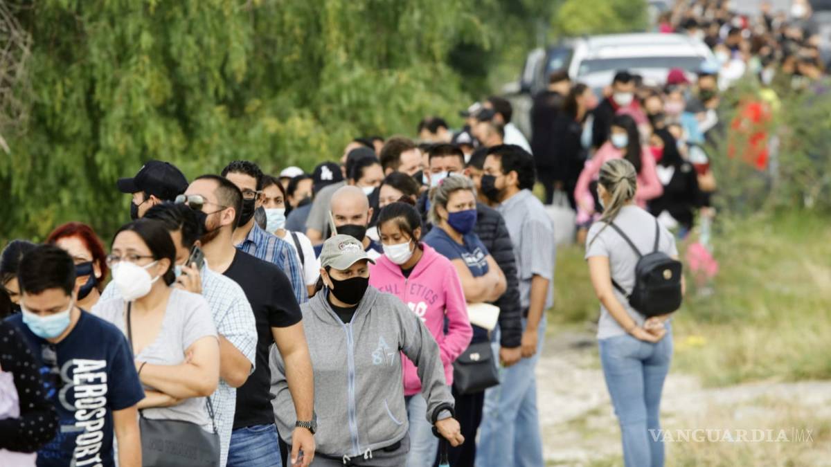 Saltillo: Inicia vacunación de 30 a 39 en Ciudad Universitaria con largas filas
