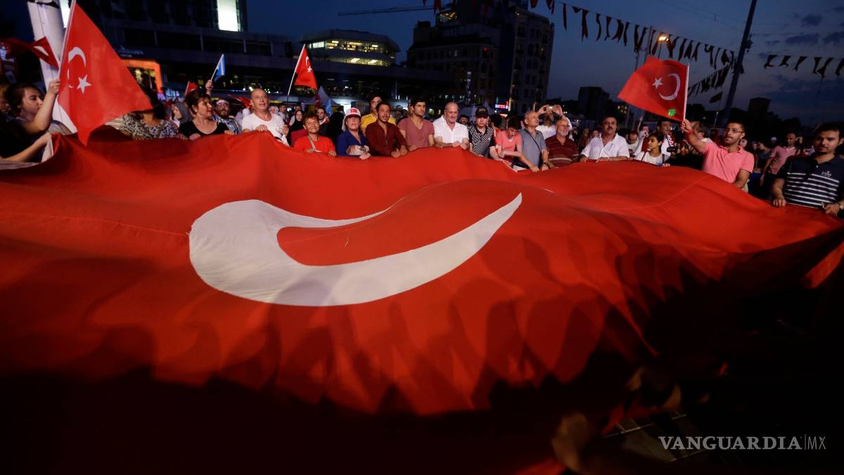 Turquía suspende o despide a 81 mil funcionarios tras golpe de Estado