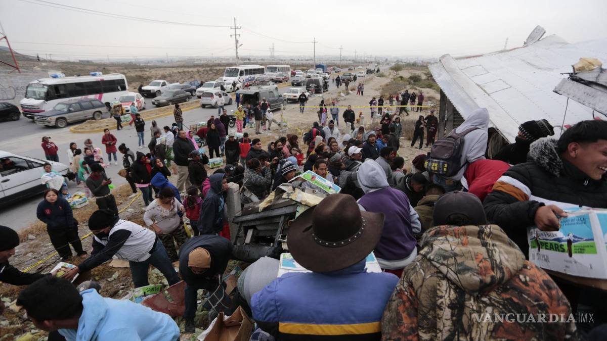 Vuelca tráiler con peras en Saltillo; vecinos saquean caja