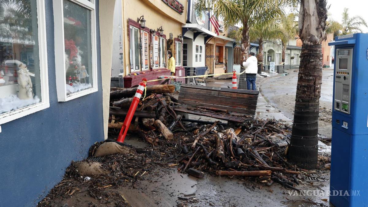 ‘Estamos atrapados aquí’; lluvias, aludes y socavones azotan a California