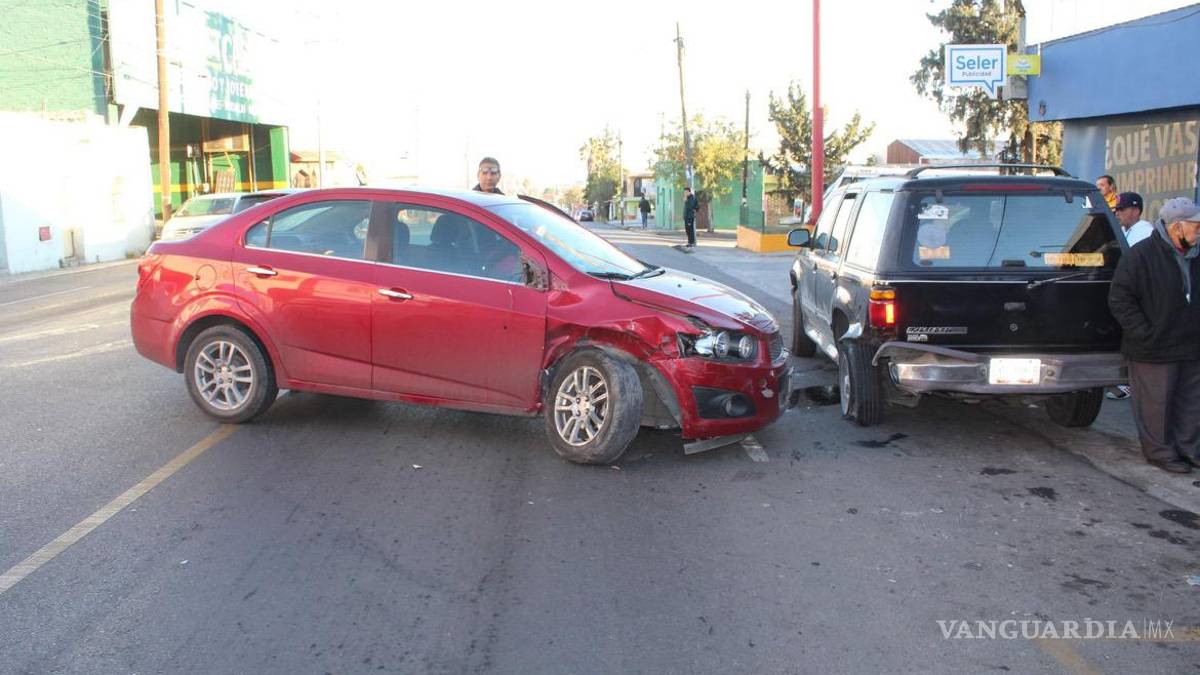 Hombre dormita al volante y provoca choque múltiple en la colonia Centenario de Saltillo