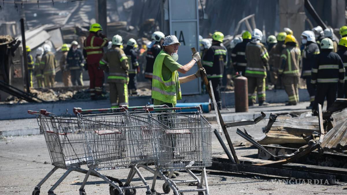 Rescatistas buscan víctimas en centro comercial ucraniano bombardeado por Rusia