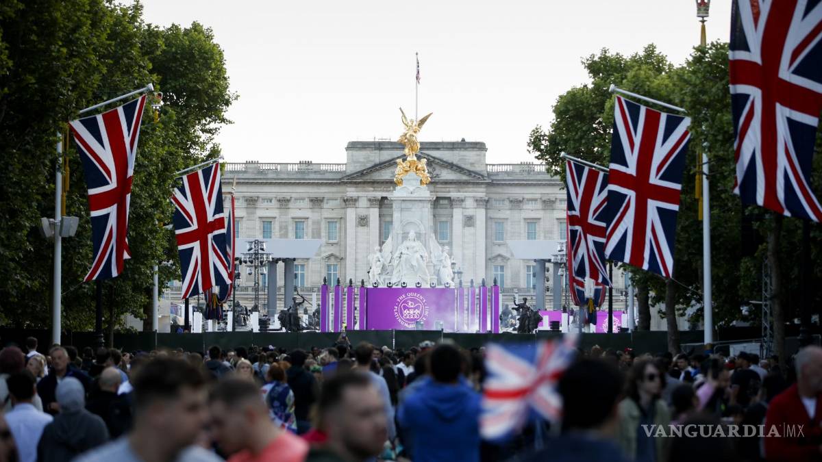 Miles de personas festejan a Isabel II por su Jubileo de Platino