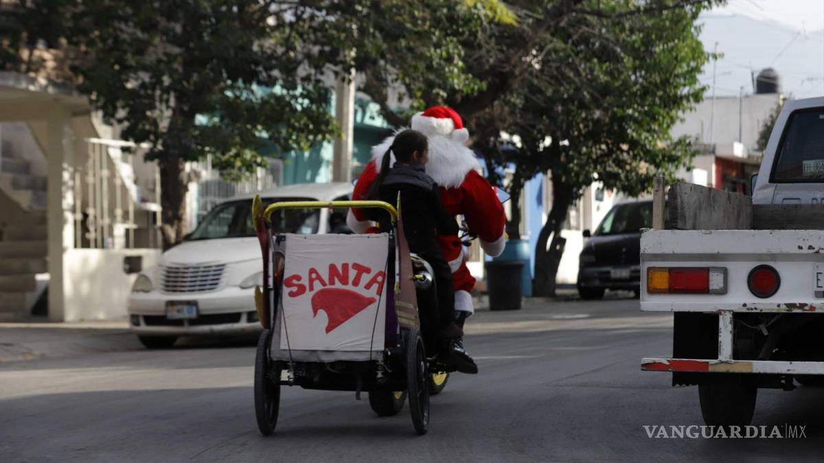 Santa pasea en moto por la ciudad de Saltillo... ¡desde hace treinta años!
