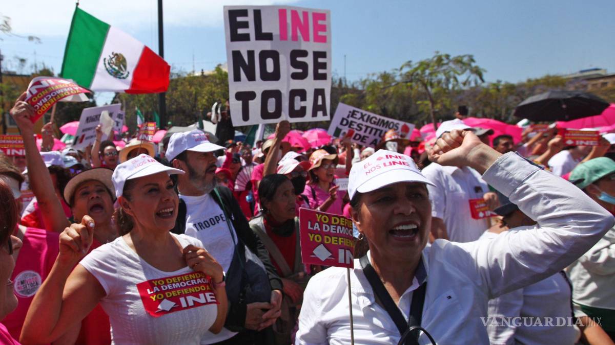 Así toman las calles y plazas miles de mexicanos para defender al INE (Fotos)