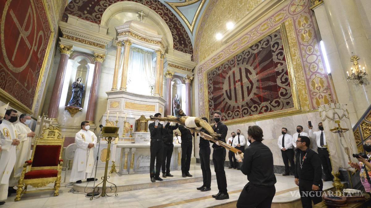 Regresa a su altar el Santo Cristo, tras ser trasladado a la Catedral de Saltillo