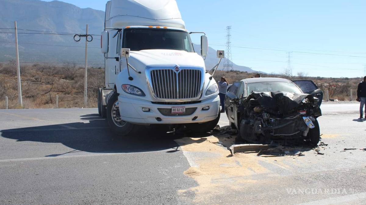 Tráiler destroza a Chevy, en la carretera Saltillo-Zacatecas