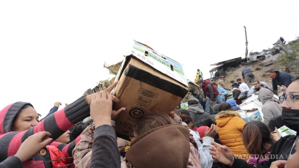 Vuelca tráiler de peras en Ramos Arizpe y vecinos aprovechan para cometer rapiña