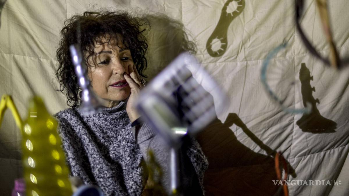 ¡Innova tradición! Enciende artista visual pino navideño con ‘objetos y desechos’ en Saltillo