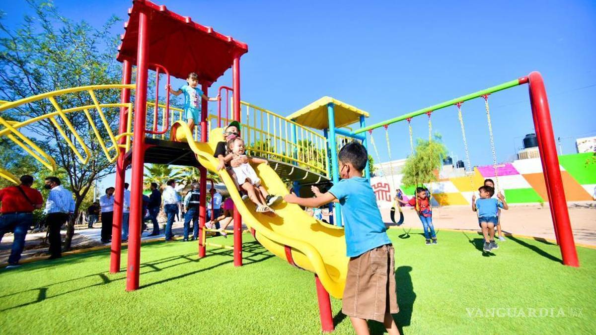 Alcalde de Torreón entrega primera etapa de plaza en fraccionamiento La Perla