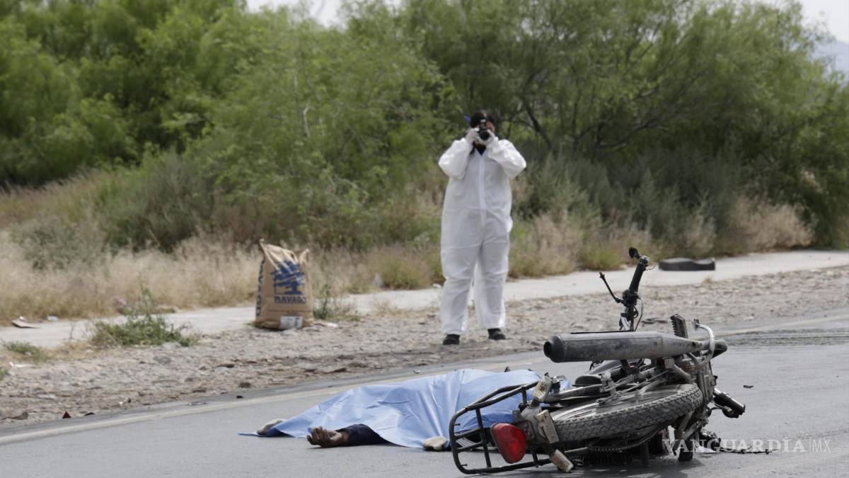 Motociclista maneja en contra, choca contra tráiler y muere en Ramos Arizpe