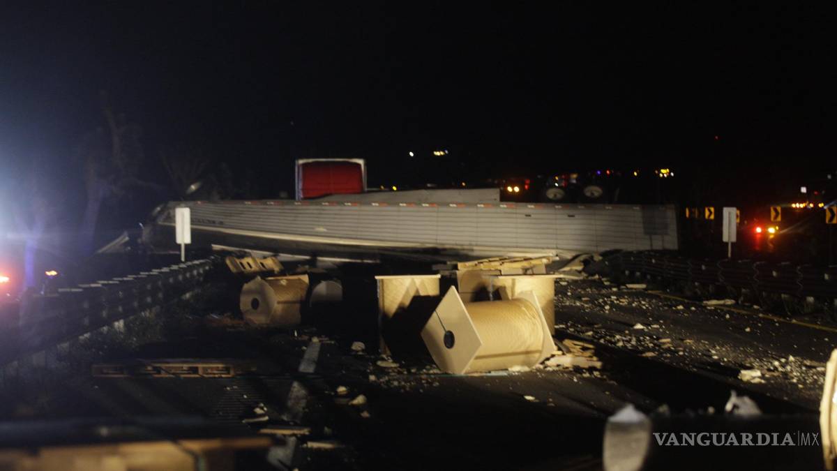 Tragedia en la Matehuala-Saltillo, conductor de tráiler pierde la vida en volcadura