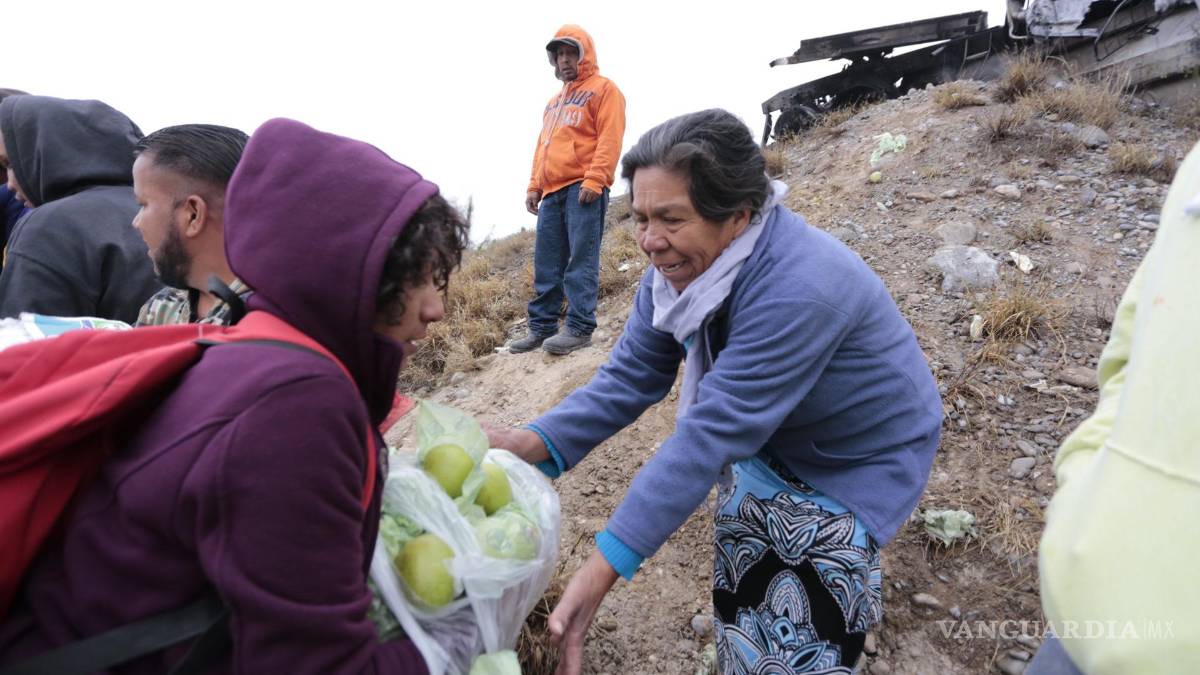 Vuelca tráiler de peras en Ramos Arizpe y vecinos aprovechan para cometer rapiña