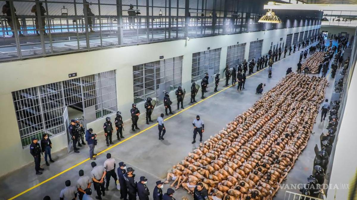 Así fue el traslado de 2 mil pandilleros al Centro de Confinamiento del Terrorismo en el Salvador