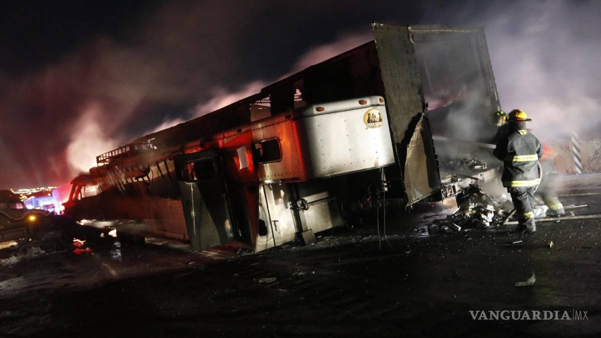 Se detiene el tráfico tras aparatoso choque e incendio en tramo Monterrey-Torreón