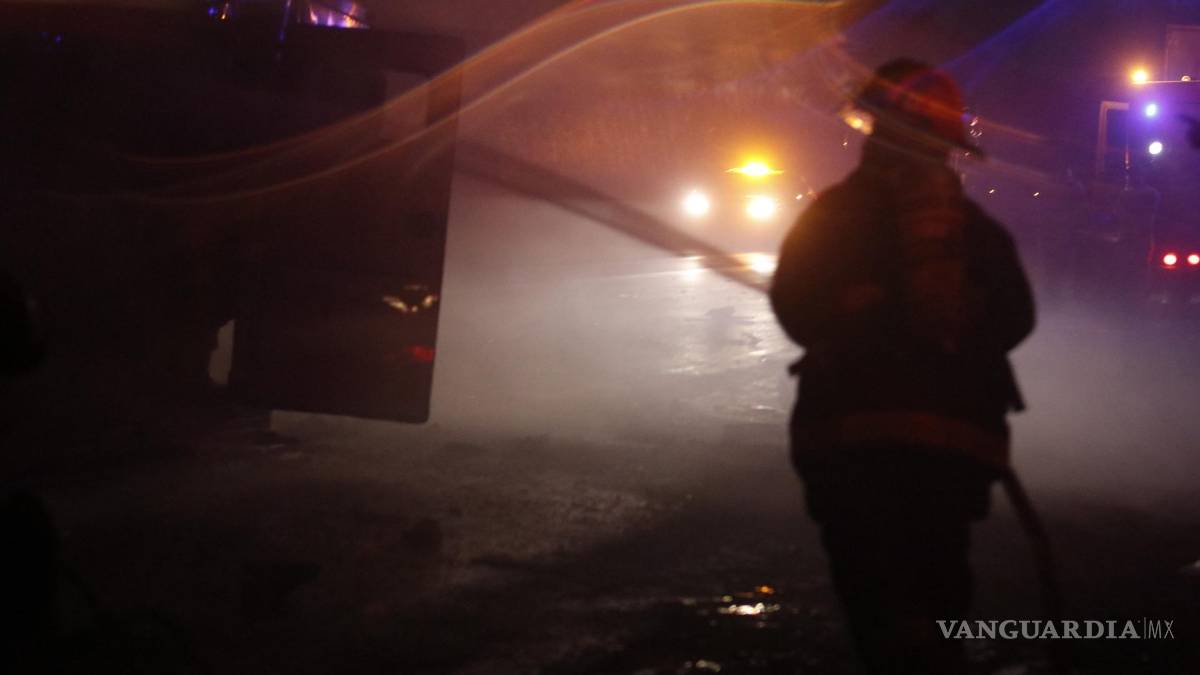 Se detiene el tráfico tras aparatoso choque e incendio en tramo Monterrey-Torreón