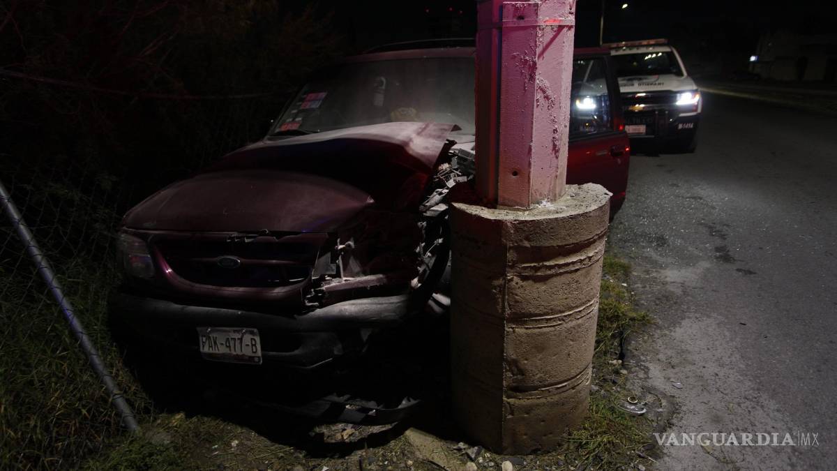 Conductor ebrio choca contra poste en bulevar Las Torres de Saltillo