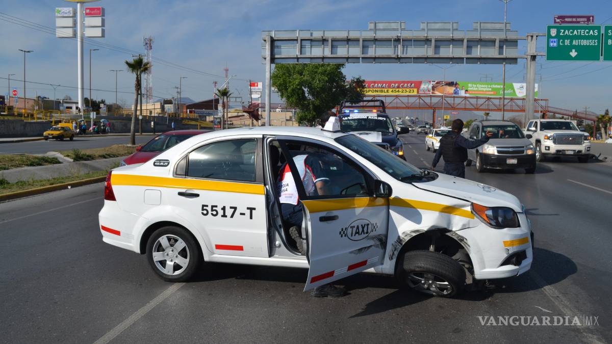 Mujer taxista provoca choque, culpa a trailero