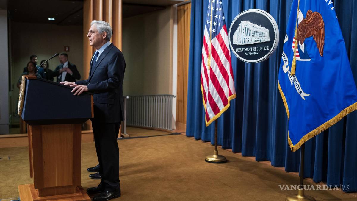 El manejo de documentos clasificados de Biden complica el caso contra Trump