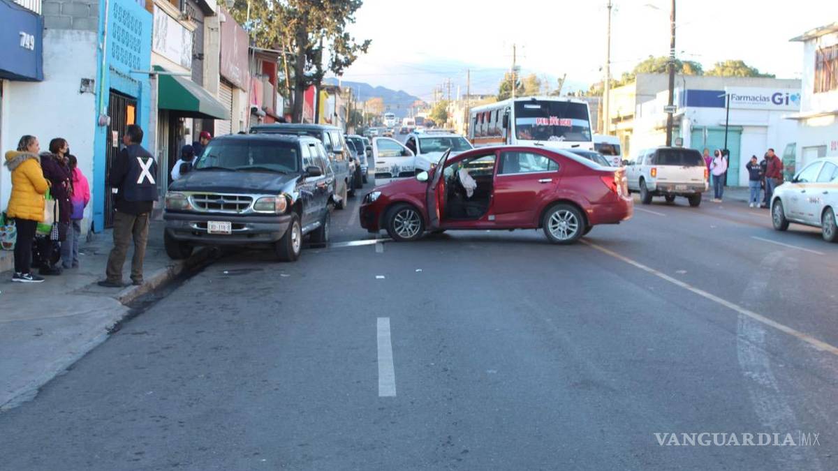 Hombre dormita al volante y provoca choque múltiple en la colonia Centenario de Saltillo