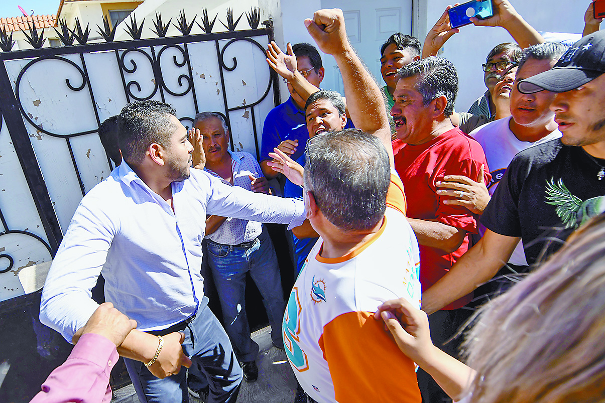 Se enfrentan violentamente grupos antagónicos en disputa de la titularidad del Sindicato de la Universidad Autónoma de Coahuila