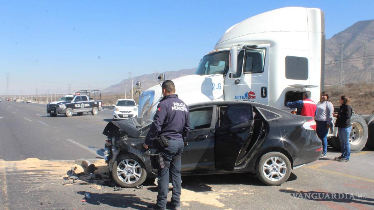 Tráiler destroza a Chevy, en la carretera Saltillo-Zacatecas