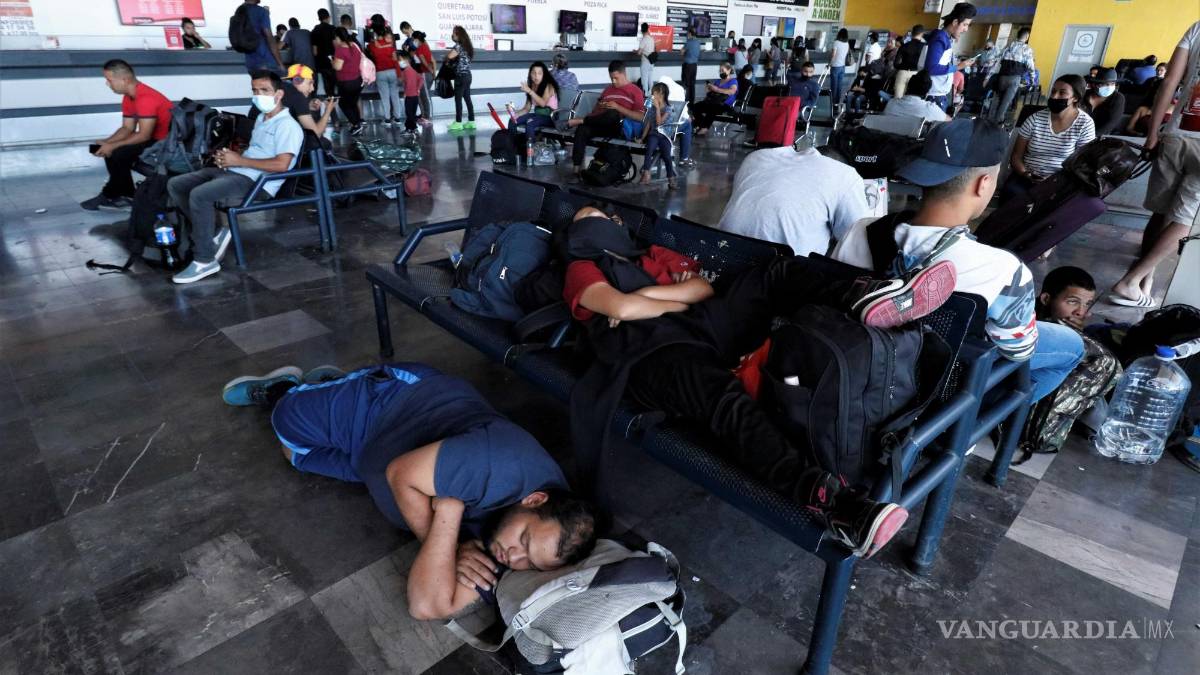 Se quedan varados migrantes en Saltillo, ante polémica por permisos recibidos en frontera sur que no tienen validez en Coahuila