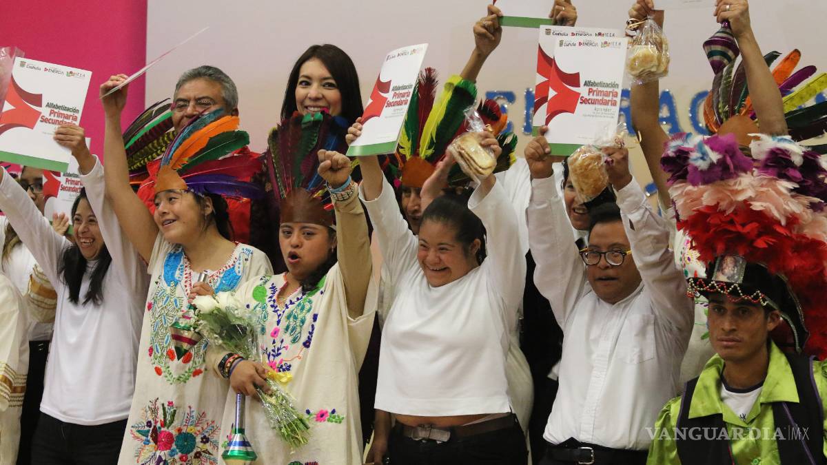 Reciben certificado de estudios niños especiales de Saltillo