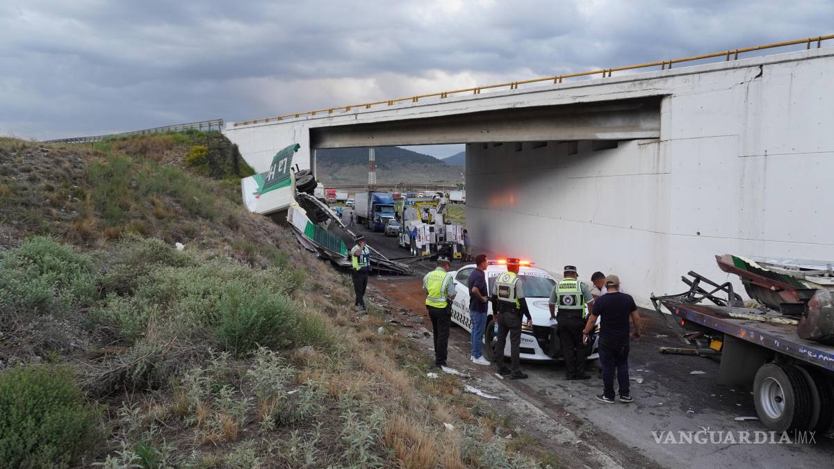Tráiler cae de puente en tramo Los Chorros, en Arteaga