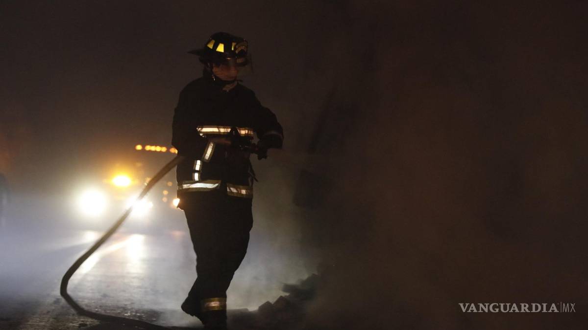 Se detiene el tráfico tras aparatoso choque e incendio en tramo Monterrey-Torreón
