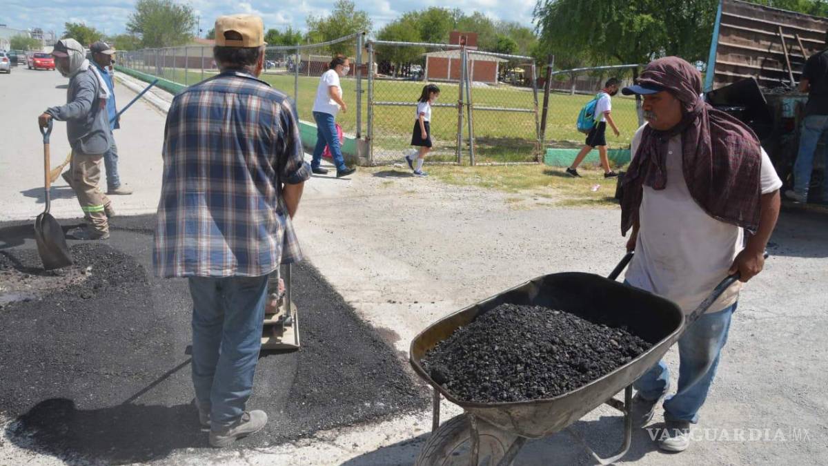 Supervisa Diana Haro aplicación de bacheo en Sabinas; el programa es permanente