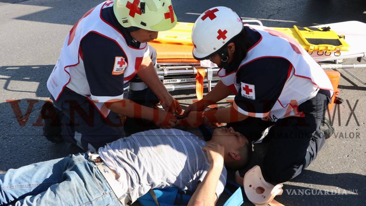 Motocicleta presenta fallas y conductor cae al perder el control