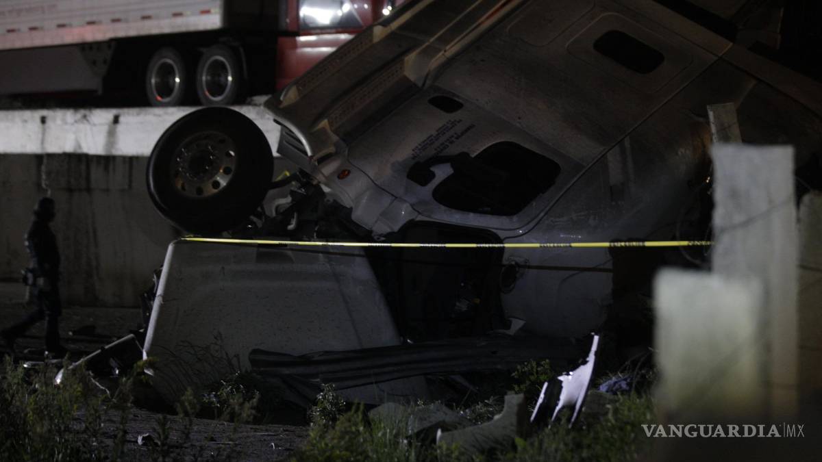 Tragedia en la Matehuala-Saltillo, conductor de tráiler pierde la vida en volcadura