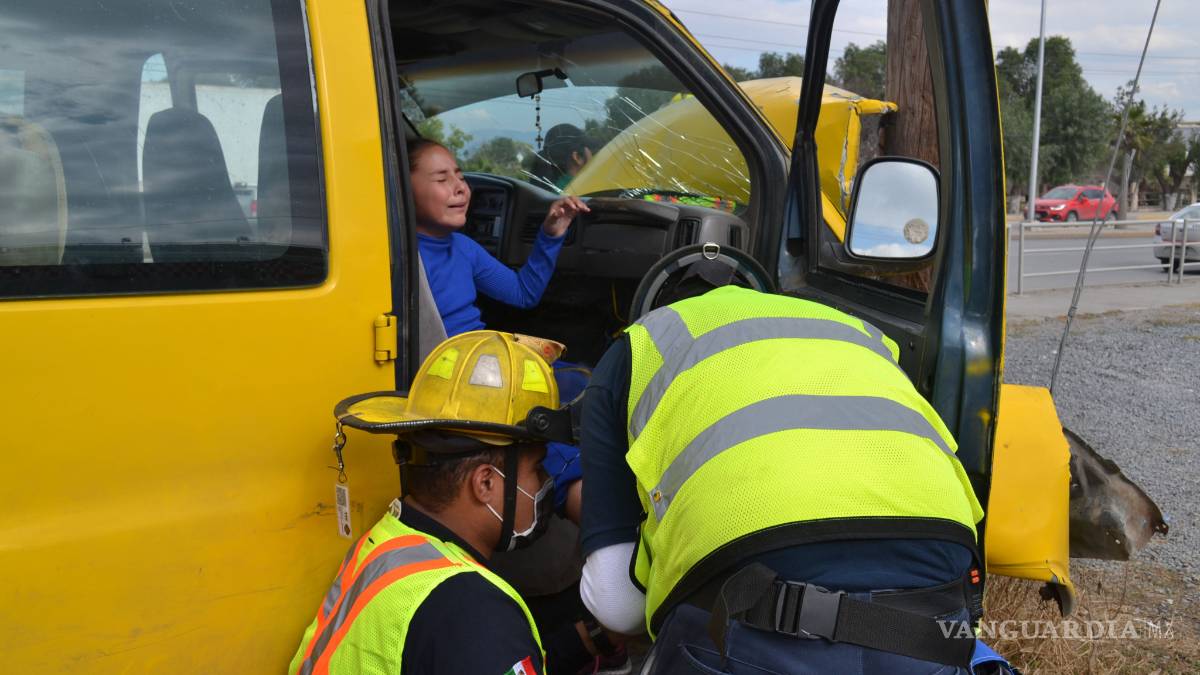 Conductora de transporte escolar decide impactarse contra poste por falla de frenos; trasladaba a 15 alumnos en Saltillo