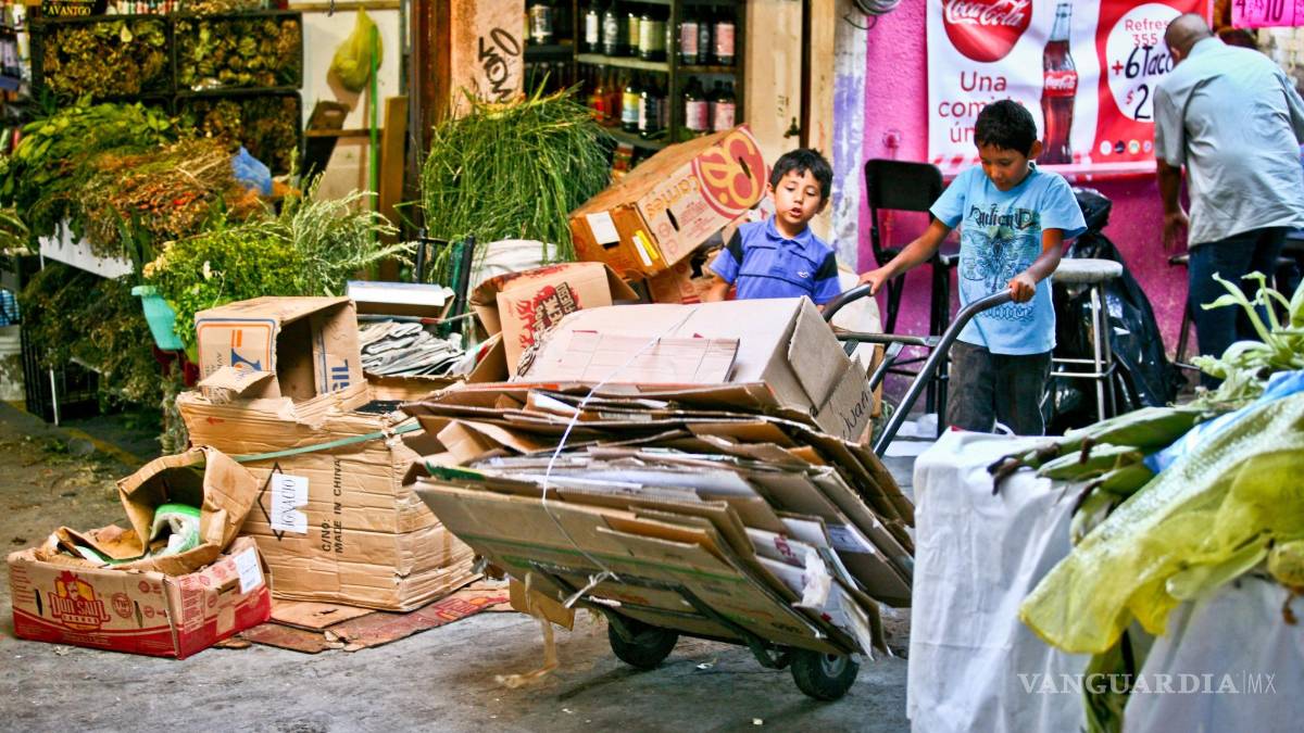 Rescatan de ‘cruceros’ a seis niños por semana; buscan sustento por crisis