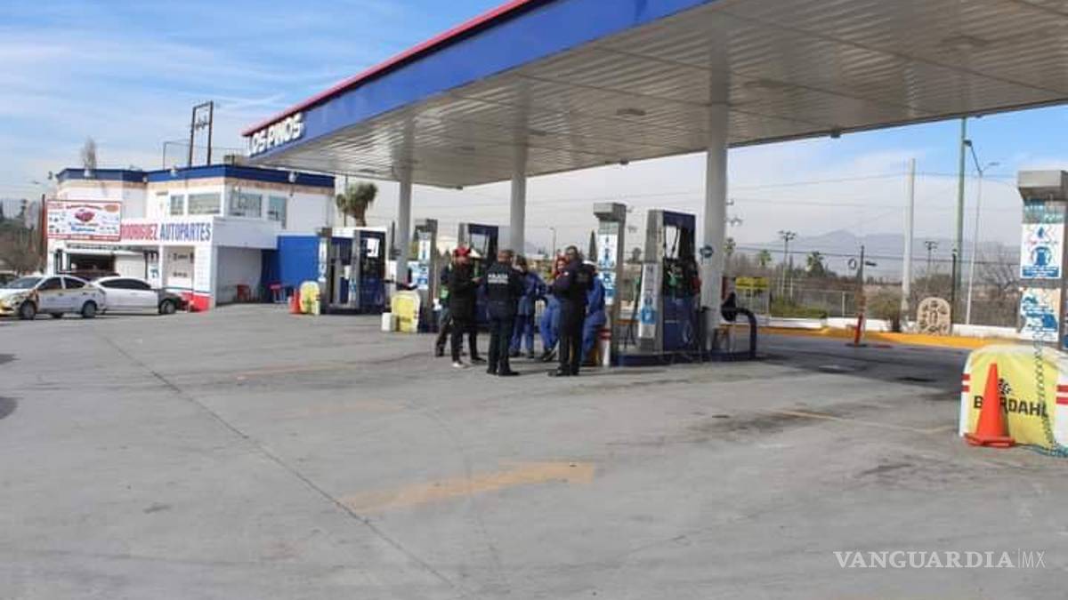 Taxistas protestan en gasolinera de Saltillo; denuncian presunto combustible adulterado