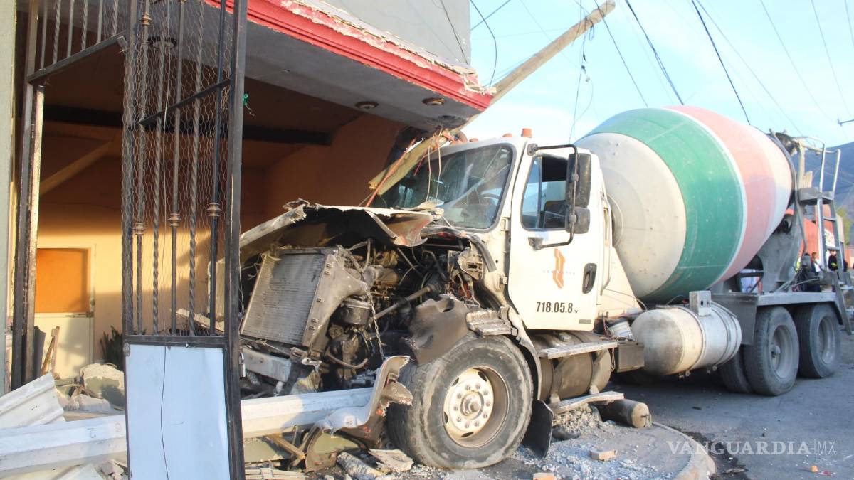 Conductor de camión revolvedor se impacta contra casa, en Saltillo