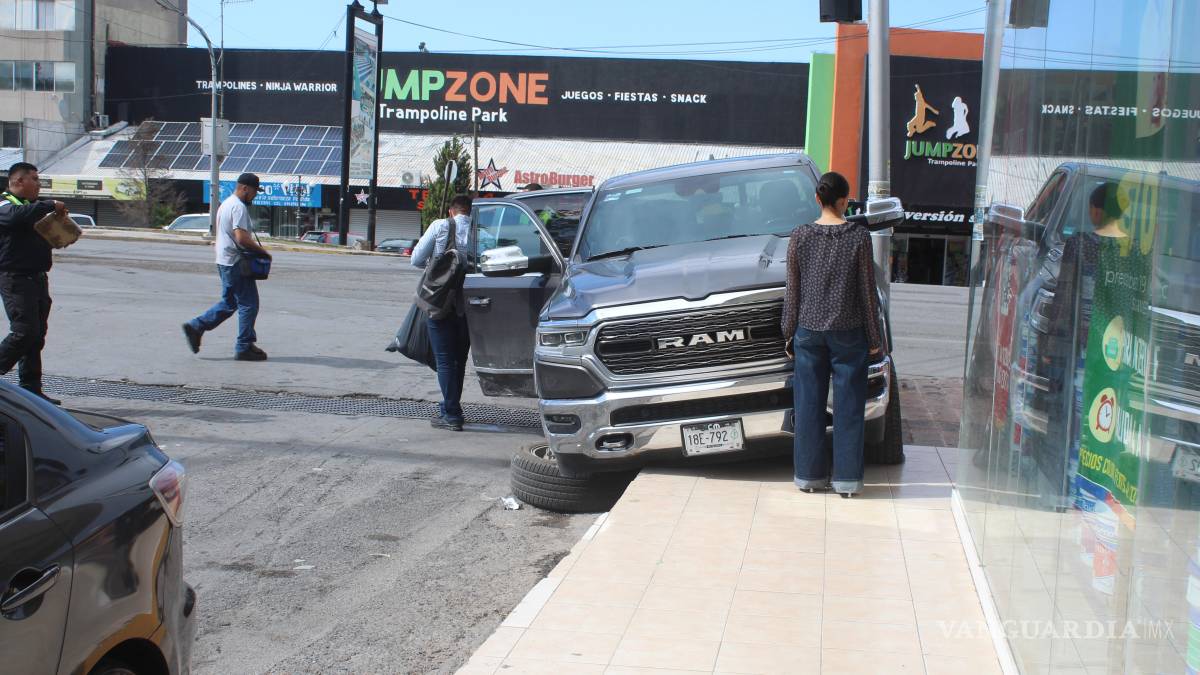 Camioneta provoca choque al dar vuelta prohibida en bulevar Francisco Coss, en Saltillo