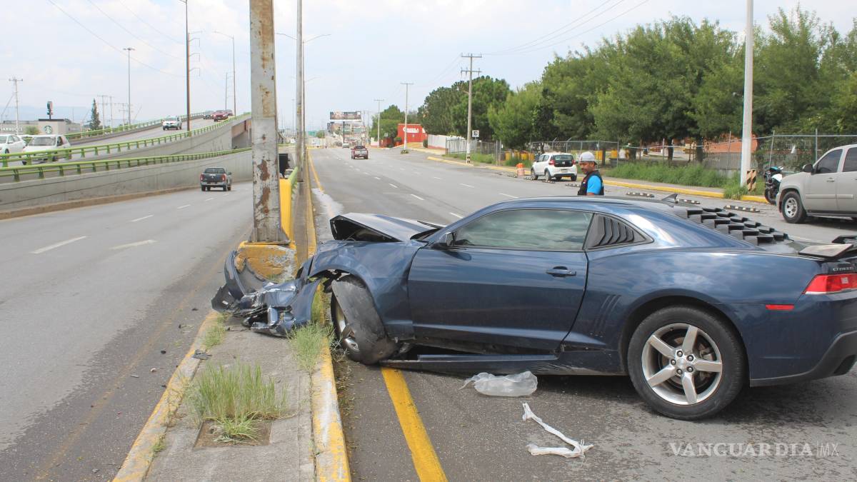 Caos vial por choque de Camaro en bulevar Emilio Arizpe de la Maza