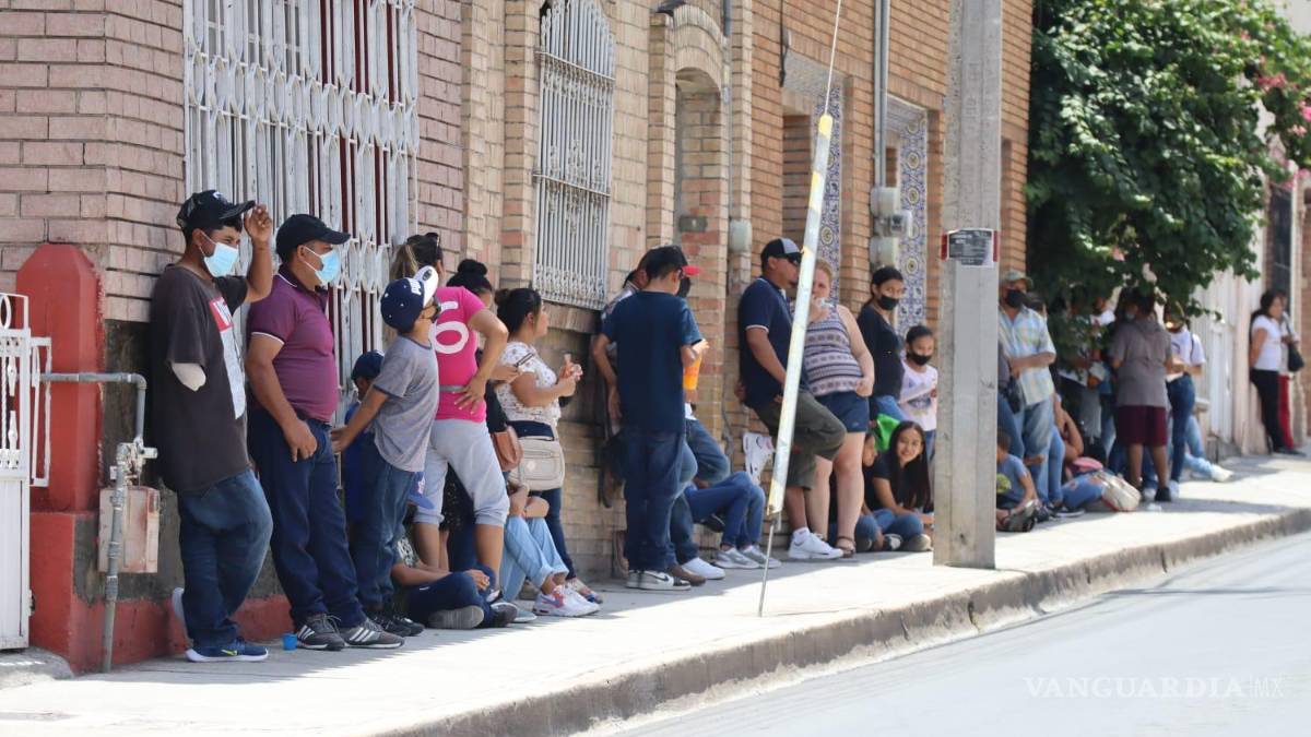 ¿Listos los uniformes para el regreso a clases? Abarrotan sitios de venta en Saltillo