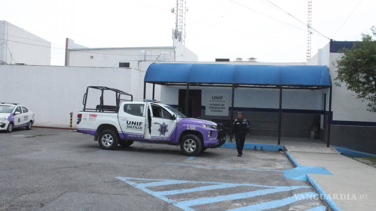 Dejan a niña sola y la hallan deambulando en el centro de Saltillo