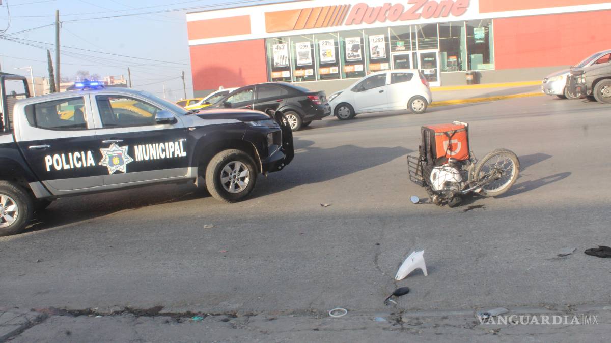 Camioneta derriba a repartidor de comida en Saltillo