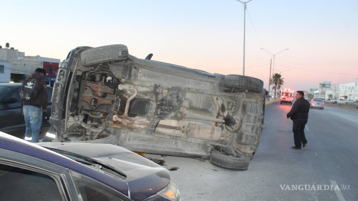 Chocan al sur de Saltillo y vuelcan