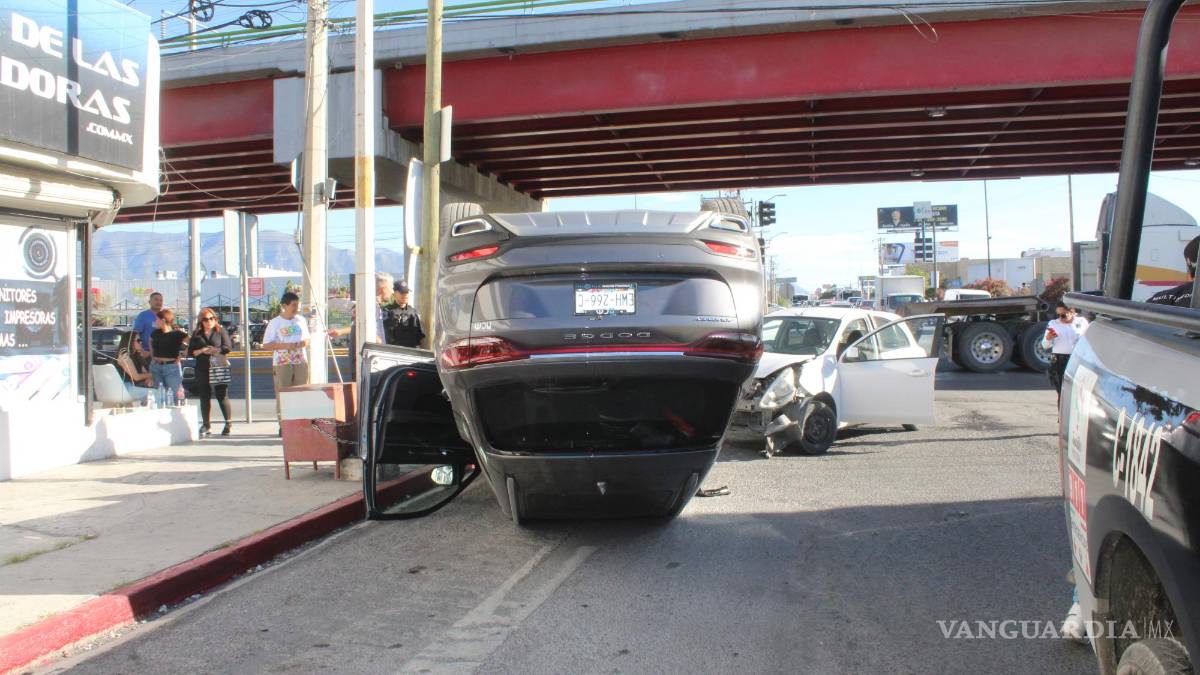 Choca y voltea camioneta en LEA y Abasolo, en Saltillo