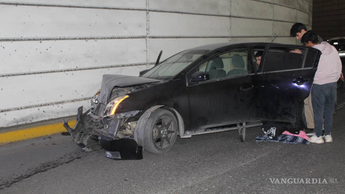 Tres jóvenes resultan heridos en choque en el distribuidor vial Venustiano Carranza