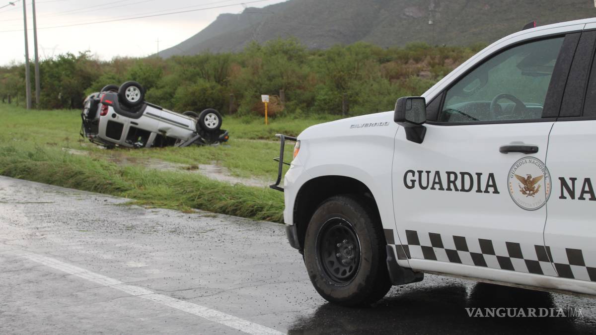 Vuelca camioneta en la carretera Torreón–Saltillo con tres menores a bordo